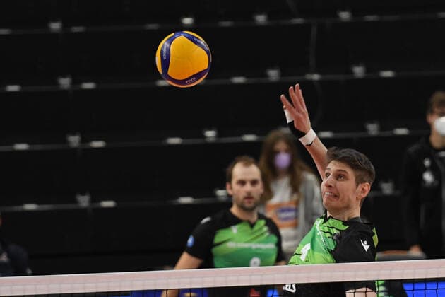 Volleyball I Men I Season 2021 2022 I VBL I 12 Matchday I SVG Lueneburg Energiequelle Netzhoppers KW Bestensee I 12 12 2021 I Yannick Goralik 4, middle block, Energiequelle Netzhoppers KW Bestensee Lueneburg LKH Arena Lower Saxony Germany Copyright: xLobeca Hannigx