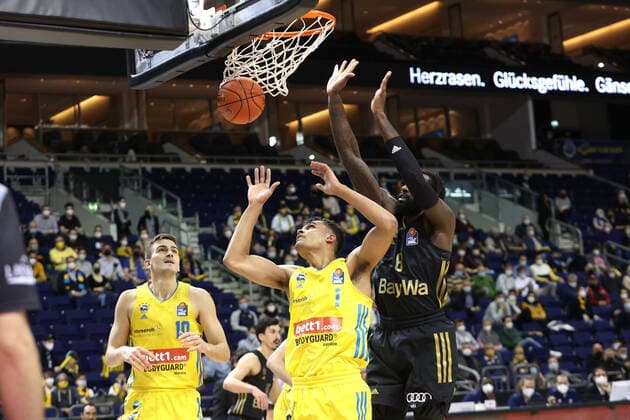 DEU, easyCredit BBL, ALBA vs Bayern Muenchen, 12 12 2021, Mercedes Benz Arena, Berlin, DEU, easyCredit BBL, ALBA vs Bayern Muenchen, in picture Oscar da Silva ALBA Berlin 1 , Tim Schneider ALBA Berlin 10 , Othello Hunter FC Bayern Muenchen 8 nordphotoxGmbHx xEngler nph00076