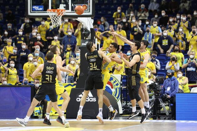 DEU, easyCredit BBL, ALBA vs Bayern Muenchen, 12 12 2021, Mercedes Benz Arena, Berlin, DEU, easyCredit BBL, ALBA vs Bayern Muenchen, in picture Oscar da Silva ALBA Berlin 1 , Yovel Zoosman ALBA Berlin 50 , Lammers ALBA Berlin 55 , Gavin Schilling FC Bayern Muenchen 34 , Zan Mark Sisko FC Bayern Muenchen 31 , Nihad Djedovic FC Bayern Muenchen 14 nordphotoxGmbHx xEngler nph00076