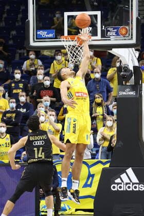 DEU, easyCredit BBL, ALBA vs Bayern Muenchen, 12 12 2021, Mercedes Benz Arena, Berlin, DEU, easyCredit BBL, ALBA vs Bayern Muenchen, in picture Oscar da Silva ALBA Berlin 1 , Nihad Djedovic FC Bayern Muenchen 14 nordphotoxGmbHx xEngler nph00076