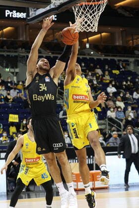 DEU, easyCredit BBL, ALBA vs Bayern Muenchen, 12 12 2021, Mercedes Benz Arena, Berlin, DEU, easyCredit BBL, ALBA vs Bayern Muenchen, in picture Oscar da Silva ALBA Berlin 1 , Gavin Schilling FC Bayern Muenchen 34 nordphotoxGmbHx xEngler nph00076