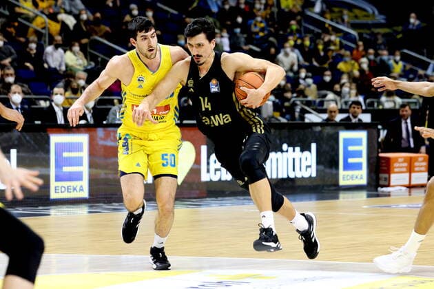 DEU, easyCredit BBL, ALBA vs Bayern Muenchen, 12 12 2021, Mercedes Benz Arena, Berlin, DEU, easyCredit BBL, ALBA vs Bayern Muenchen, in picture Yovel Zoosman ALBA Berlin 50 , Nihad Djedovic FC Bayern Muenchen 14 nordphotoxGmbHx xEngler nph00076