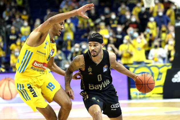 DEU, easyCredit BBL, ALBA vs Bayern Muenchen, 12 12 2021, Mercedes Benz Arena, Berlin, DEU, easyCredit BBL, ALBA vs Bayern Muenchen, in picture Louis Olinde ALBA Berlin 19 , Nick Weiler Babb FC Bayern Muenchen 0 nordphotoxGmbHx xEngler nph00076