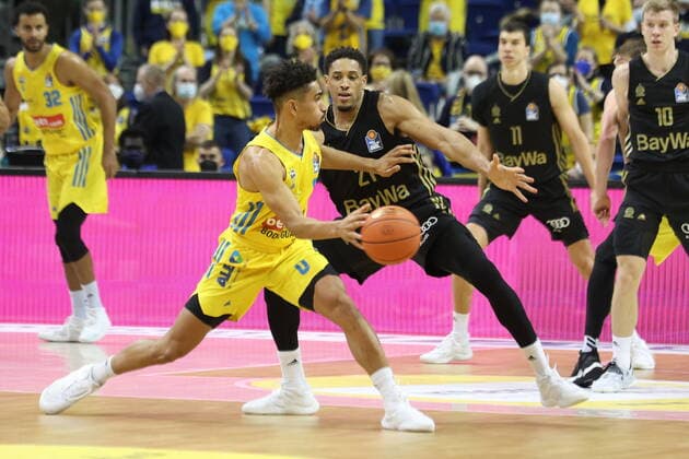 DEU, easyCredit BBL, ALBA vs Bayern Muenchen, 12 12 2021, Mercedes Benz Arena, Berlin, DEU, easyCredit BBL, ALBA vs Bayern Muenchen, in the picture Maodo Lo ALBA Berlin 0 , Augustine Rubit FC Bayern Muenchen 21 nordphotoxGmbHx xEngler nph00076