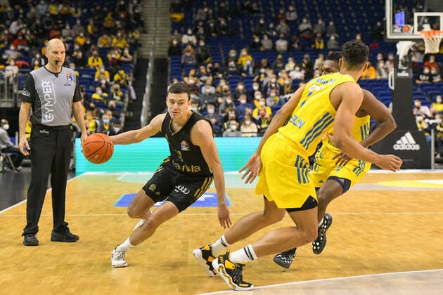 12 12 2021, xlakx, Basketball BBL Bundesliga, Alba Berlin FC Bayern Muenchen emspor, v l Zan Mark Sisko FC Bayern Muenchen No 31 ,Oscar Da Silva Alba Berlin No 1 Berlin