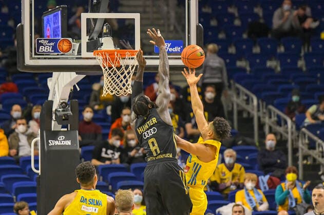 12 12 2021, xlakx, Basketball BBL Bundesliga, Alba Berlin FC Bayern Muenchen emspor, v l Othello Hunter FC Bayern Muenchen No 8 ,Maodo Lo Alba Berlin No 0 Berlin