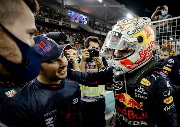 ABU DHABI Max Verstappen r and Sergio Perez of Red Bull Racing after winning the Formula 1 World Championship after the Abu Dhabi Grand Prix at Yas Marina Circuit on December 12, 2021 in Abu Dhabi, United Arab Emirates REMKO DE WAAL F1 Grand Prix 2021 xVIxANPxSportx xxANPxIVx 441984786