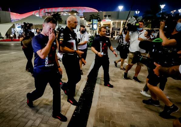 Formula 1, UAE GP in Abu Dhabi, Christopher Horner on his way to the FIA stewards after the end of the race