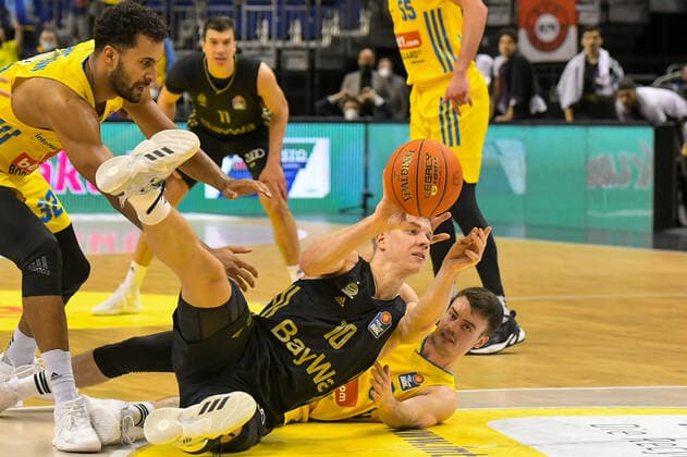 12 12 2021, xlakx, Basketball BBL Bundesliga, Alba Berlin FC Bayern Muenchen emspor, f l Johannes Thiemann Alba Berlin No 32 ,Ognjen Jaramaz FC Bayern Muenchen No 10 ,Jonas Mattisseck Alba Berlin No 9 Zweikampf, action, action, battle for the ball Berlin