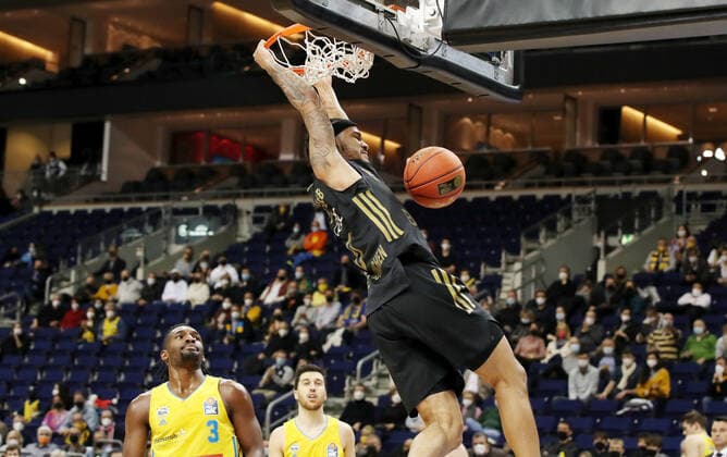Nick Weiler Babb dunking Sport Basketball BBL Bundesliga Men Season 2021 2022 12 12 2021 ALBA Berlin vs FC Bayern Munich