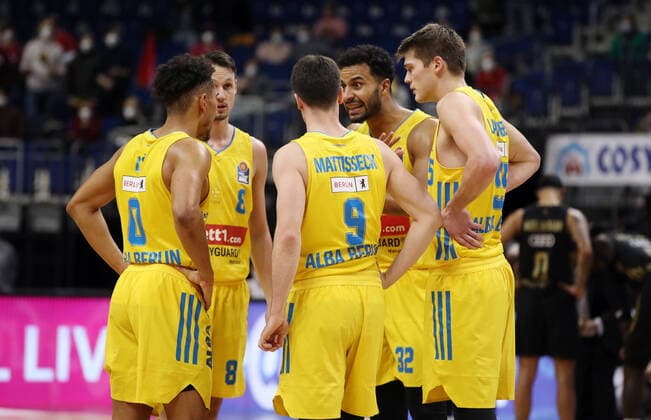 Maodo Lo, Marcus Eriksson, Jonas Mattissek, Johannes Thiemann talking, Ben Lammers Sport Basketball BBL Bundesliga Men Season 2021 2022 12 12 2021 ALBA Berlin vs FC Bayern Munich