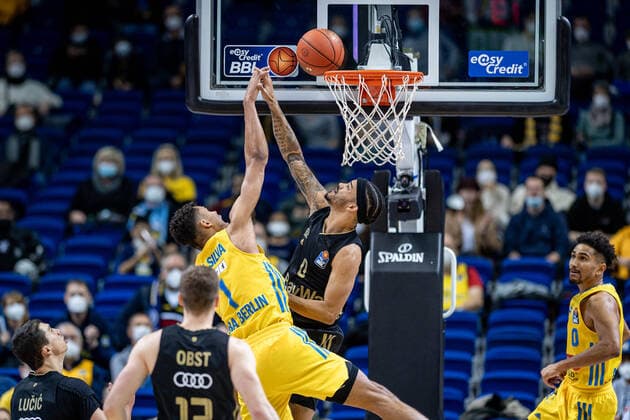 Basketball Berlin 12 12 2021 Season 2021 2022 1 Bundesliga easyCredit BBL Alba Berlin FC Bayern München Basketball Oscar Da Silva Alba Berlin, No 01 Nick Weiler Babb Munich, No 00