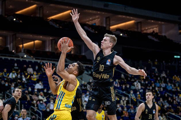 Basketball Berlin 12 12 2021 Season 2021 2022 1 Bundesliga easyCredit BBL Alba Berlin FC Bayern München Basketball Oscar Da Silva Alba Berlin, No 01 Ognjen Jaramaz Munich, No 10
