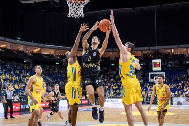Basketball Berlin 12 12 2021 Season 2021 2022 1 Bundesliga easyCredit BBL Alba Berlin FC Bayern München Basketball Nick Weiler Babb Munich, No 00 Javel Zoosman Alba Berlin, No 50 re Jaleen Smith Alba Berlin, No 03