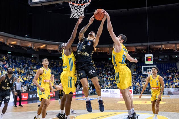 Basketball Berlin 12 12 2021 Season 2021 2022 1 Bundesliga easyCredit BBL Alba Berlin FC Bayern München Basketball Nick Weiler Babb Munich, No 00 Javel Zoosman Alba Berlin, No 50 re Jaleen Smith Alba Berlin, No 03