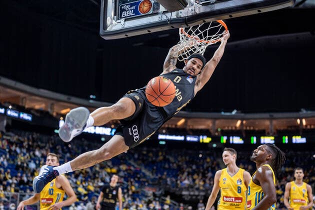 Basketball Berlin 12 12 2021 Season 2021 2022 1 Bundesliga easyCredit BBL Alba Berlin FC Bayern München Basketball Nick Weiler Babb Munich, No 00 Jaleen Smith Alba Berlin, No 03 re