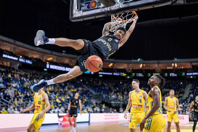 Basketball Berlin 12 12 2021 Season 2021 2022 1 Bundesliga easyCredit BBL Alba Berlin FC Bayern München Basketball Nick Weiler Babb Munich, No 00 Jaleen Smith Alba Berlin, No 03 re