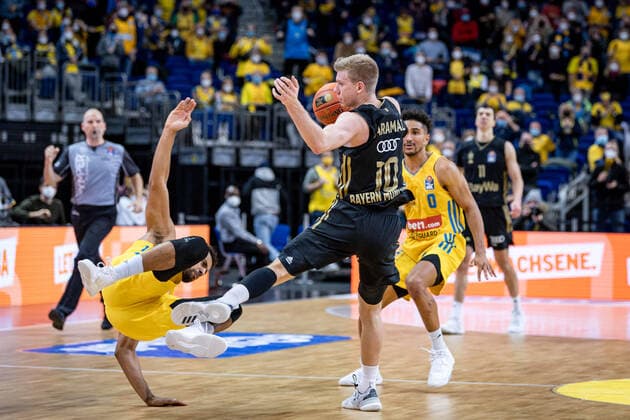Basketball Berlin 12 12 2021 Season 2021 2022 1 Bundesliga easyCredit BBL Alba Berlin FC Bayern München Basketball Ognjen Jaramaz Munich, No 10 Johannes Thiemann Alba Berlin, No 32
