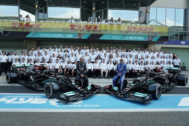 12 12 2021, Yas Marina Circuit, Abu Dhabi, FORMULA 1 ETIHAD AIRWAYS ABU DHABI GRAND PRIX 2021 , in the picture final photo of the Mercedes AMG Petronas Formula One Team, all team members wear in honor of Valtteri Bottas FIN , Mercedes AMG Petronas Formula One Team his likeness as a mask Lewis Hamilton GBR , Mercedes AMG Petronas Formula One Team, Team Principal and Managing Director Toto Wolff Mercedes AMG Petronas F1 Team wearing the mask upside down, Chairman of the Board of Management Ola Källenius Daimler AG Photo EU Images Abu Dhabi Yas Marina Circuit United Arab Emirates  eu-images-506