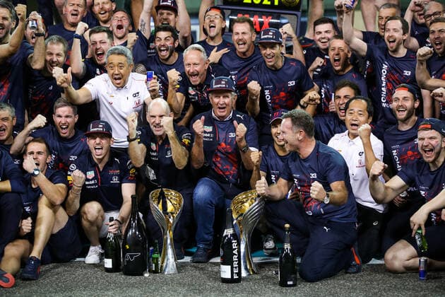 The Aston Martin F1 Team celebrating the World Championship, WM, Weltmeisterschaft Winning: VERSTAPPEN Max (ned), Red Bull Racing Honda RB16B, NEWEY Adrian, Chief Technical Officer of Red Bull Racing, HORNER Christian (gbr), Team Principal of Red Bull Racing, MARKO Helmut (aut), Drivers Manager of Red Bull Racing, PEREZ Sergio (mex), Red Bull Racing Honda RB16B, portrait during the Formula 1 Etihad Airways Abu Dhabi Grand Prix 2021, 22th round of the 2021 FIA Formula One World Championship from December 10 to 12, 2021 on the Yas Marina Circuit, in Yas Island, Abu Dhabi - F1 - ABU DHABI GRAND PRIX 2021 - RACE DPPI Panoramic 20211212_GOODEN_FG0O1596