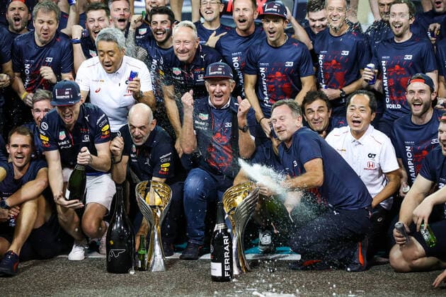 The Aston Martin F1 Team celebrating the World Championship, WM, Weltmeisterschaft Winning: VERSTAPPEN Max (ned), Red Bull Racing Honda RB16B, NEWEY Adrian, Chief Technical Officer of Red Bull Racing, HORNER Christian (gbr), Team Principal of Red Bull Racing, MARKO Helmut (aut), Drivers Manager of Red Bull Racing, PEREZ Sergio (mex), Red Bull Racing Honda RB16B, portrait during the Formula 1 Etihad Airways Abu Dhabi Grand Prix 2021, 22th round of the 2021 FIA Formula One World Championship from December 10 to 12, 2021 on the Yas Marina Circuit, in Yas Island, Abu Dhabi - F1 - ABU DHABI GRAND PRIX 2021 - RACE DPPI Panoramic 20211212_GOODEN_FG0O1599