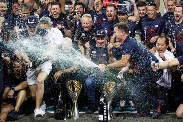 The Aston Martin F1 Team celebrating the World Championship, WM, Weltmeisterschaft Winning: VERSTAPPEN Max (ned), Red Bull Racing Honda RB16B, NEWEY Adrian, Chief Technical Officer of Red Bull Racing, HORNER Christian (gbr), Team Principal of Red Bull Racing, MARKO Helmut (aut), Drivers Manager of Red Bull Racing, PEREZ Sergio (mex), Red Bull Racing Honda RB16B, portrait during the Formula 1 Etihad Airways Abu Dhabi Grand Prix 2021, 22th round of the 2021 FIA Formula One World Championship from December 10 to 12, 2021 on the Yas Marina Circuit, in Yas Island, Abu Dhabi - F1 - ABU DHABI GRAND PRIX 2021 - RACE DPPI Panoramic  20211212_GOODEN_FG0O1602