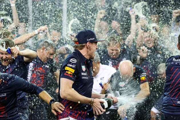 The Aston Martin F1 Team celebrating the World Championship, WM, Weltmeisterschaft Winning: VERSTAPPEN Max (ned), Red Bull Racing Honda RB16B, NEWEY Adrian, Chief Technical Officer of Red Bull Racing, HORNER Christian (gbr), Team Principal of Red Bull Racing, MARKO Helmut (aut), Drivers Manager of Red Bull Racing, PEREZ Sergio (mex), Red Bull Racing Honda RB16B, portrait during the Formula 1 Etihad Airways Abu Dhabi Grand Prix 2021, 22th round of the 2021 FIA Formula One World Championship from December 10 to 12, 2021 on the Yas Marina Circuit, in Yas Island, Abu Dhabi - F1 - ABU DHABI GRAND PRIX 2021 - RACE DPPI Panoramic  20211212_GOODEN_FG0O1612