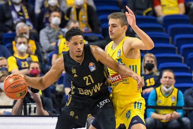 12 12 2021, xlakx, Basketball BBL Bundesliga, Alba Berlin FC Bayern Muenchen emspor, v l Augustine Rubit FC Bayern Muenchen No 21 ,Tim Schneider Alba Berlin No 10 Berlin