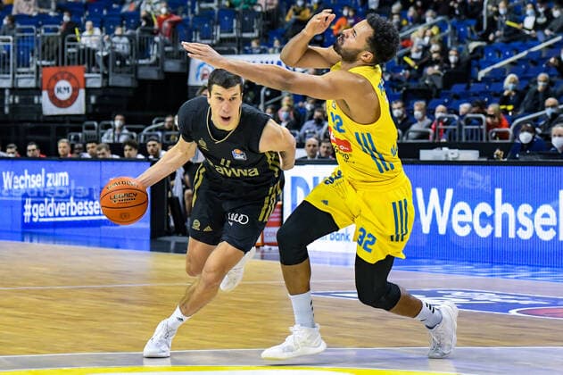 12 12 2021, xlakx, Basketball BBL Bundesliga, Alba Berlin FC Bayern Muenchen emspor, v l Vladimir Lucic FC Bayern Muenchen No 11 ,Johannes Thiemann Alba Berlin No 32 ,Zweikampf, action, battle for the ball Berlin