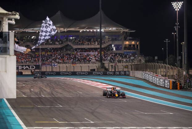 Sport Themen der Woche KW49 Sport Bilder des Tages 33 Max Verstappen (NED, Red Bull Racing), F1 Grand Prix of Abu Dhabi at Yas Marina Circuit on December 12, 2021 in Abu Dhabi, United Arab Emirates. (Photo by HOCH ZWEI) Abu Dhabi United Arab Emirates *** 33 Max Verstappen NED, Red Bull Racing , F1 Grand Prix of Abu Dhabi at Yas Marina Circuit on December 12, 2021 in Abu Dhabi, United Arab Emirates Photo by HOCH ZWEI Abu Dhabi United Arab Emirates