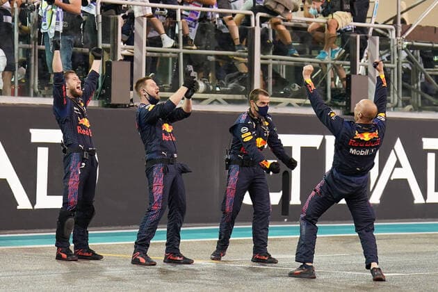 ABU DHABI GRAND PRIX 2021, 12 12 2021 Yas Marina Circuit, Yas Island 12th December 2021 Red Bull mechanics celebrate their win during the FORMULA 1 ETIHAD AIRWAYS ABU DHABI GRAND PRIX 2021 United Arab Emirates Eleanor Hoad Editorial Use Only Copyright: xEleanorxHoadx ESM-0295-0016