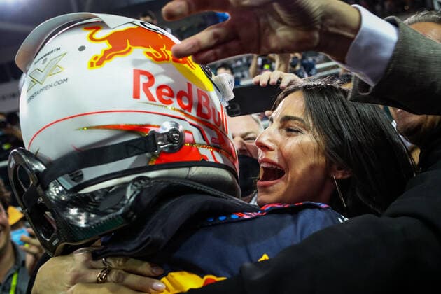 VERSTAPPEN Max (ned), Red Bull Racing Honda RB16B, portrait celebrating Wolrd Championship winning with girlfriend Kelly Piquet during the Formula 1 Etihad Airways Abu Dhabi Grand Prix 2021, 22th round of the 2021 FIA Formula One World Championship, WM, Weltmeisterschaft from December 10 to 12, 2021 on the Yas Marina Circuit, in Yas Island, Abu Dhabi - F1 - ABU DHABI GRAND PRIX 2021 - RACE DPPI Panoramic  20211212_GOODEN_FGO01168