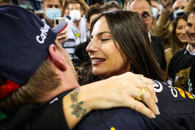 VERSTAPPEN Max (ned), Red Bull Racing Honda RB16B, portrait celebrating Wolrd Championship winning with girlfriend Kelly Piquet during the Formula 1 Etihad Airways Abu Dhabi Grand Prix 2021, 22th round of the 2021 FIA Formula One World Championship, WM, Weltmeisterschaft from December 10 to 12, 2021 on the Yas Marina Circuit, in Yas Island, Abu Dhabi - F1 - ABU DHABI GRAND PRIX 2021 - RACE DPPI Panoramic  20211212_GOODEN_FGO01321