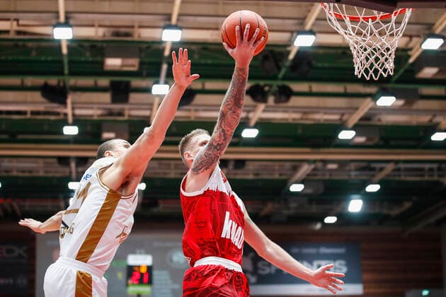 GER, Wuerzburg, s Oliver Arena, 12 12 2021, emspor, emonline, despor, deonline, s Oliver Wuerzburg vs Basketball Loewen Braunschweig, easyCredit BBL, 10 Matchday Picture v l Robin Amaize Basketball Loewen Braunschweig vs Aigars Skele s Oliver Wuerzburg Copyright: HMBxMedia JulienxBecker