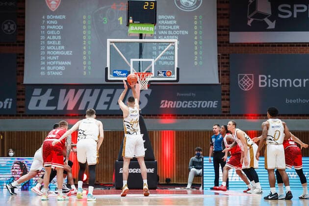 GER, Wuerzburg, s Oliver Arena, 12 12 2021, emspor, emonline, despor, deonline, s Oliver Wuerzburg vs Basketball Loewen Braunschweig, easyCredit BBL, 10 Spieltag picture Benedikt Turudic Basketball Loewen Braunschweig with the free throw Copyright: HMBxMedia JulienxBecker