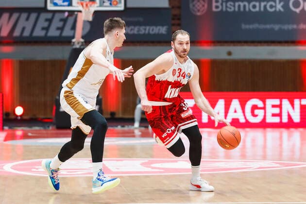 GER, Wuerzburg, s Oliver Arena, 12 12 2021, emspor, emonline, despor, deonline, s Oliver Wuerzburg vs Basketball Loewen Braunschweig, easyCredit BBL, 10 Spieltag Picture v l David Kraemer Basketball Loewen Braunschweig vs Felix Hoffmann s Oliver Wuerzburg Copyright: HMBxMedia JulienxBecker
