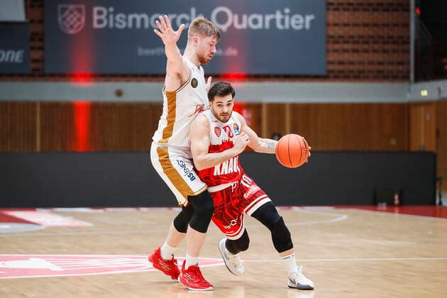 GER, Wuerzburg, s Oliver Arena, 12 12 2021, emspor, emonline, despor, deonline, s Oliver Wuerzburg vs Basketball Loewen Braunschweig, easyCredit BBL, 10 Matchday Picture v l Luc van Slooten Basketball Loewen Braunschweig vs Luciano Parodi s Oliver Wuerzburg Copyright: HMBxMedia JulienxBecker