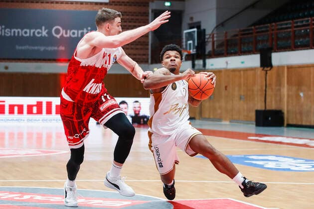 GER, Wuerzburg, s Oliver Arena, 12 12 2021, emspor, emonline, despor, deonline, s Oliver Wuerzburg vs Basketball Loewen Braunschweig, easyCredit BBL, 10 Spieltag Bild v l Tomasz Gielo s Oliver Wuerzburg vs Tookie Brown Basketball Loewen Braunschweig Copyright: HMBxMedia JulienxBecker