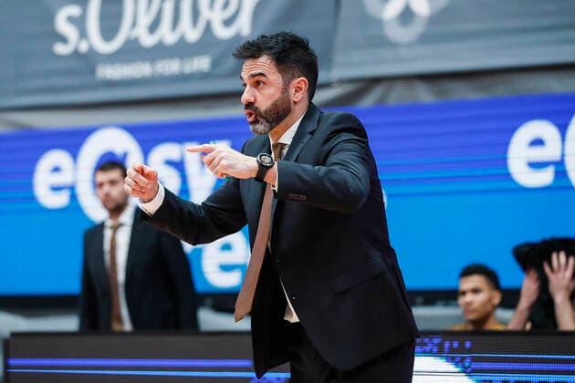 GER, Wuerzburg, s Oliver Arena, 12 12 2021, emspor, emonline, despor, deonline, s Oliver Wuerzburg vs Basketball Loewen Braunschweig, easyCredit BBL, 10 Matchday Picture Head Coach Jesus Ramirez Basketball Loewen Braunschweig gives instructions to his players Copyright: HMBxMedia JulienxBecker