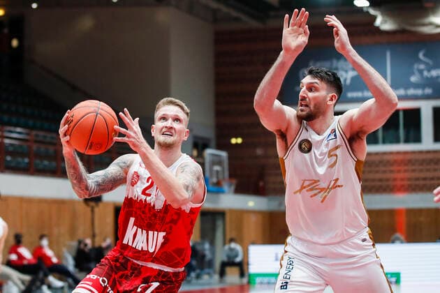 GER, Wuerzburg, s Oliver Arena, 12 12 2021, emspor, emonline, despor, deonline, s Oliver Wuerzburg vs Basketball Loewen Braunschweig, easyCredit BBL, 10 Spieltag Bild v l Aigars Skele s Oliver Wuerzburg vs Owen Klassen Basketball Loewen Braunschweig Copyright: HMBxMedia JulienxBecker