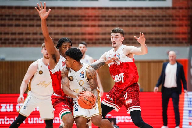 GER, Wuerzburg, s Oliver Arena, 12 12 2021, emspor, emonline, despor, deonline, s Oliver Wuerzburg vs Basketball Loewen Braunschweig, easyCredit BBL, 10 Spieltag Picture f l Desi Rodriguez s Oliver Wuerzburg , Tookie Brown Basketball Loewen Braunschweig and Tomasz Gielo s Oliver Wuerzburg Copyright: HMBxMedia JulienxBecker