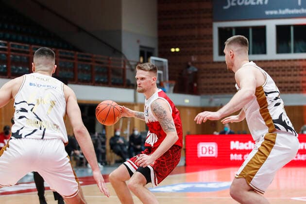 GER, Wuerzburg, s Oliver Arena, 12 12 2021, emspor, emonline, despor, deonline, s Oliver Wuerzburg vs Basketball Loewen Braunschweig, easyCredit BBL, 10 Spieltag Picture f l Benedikt Turudic Basketball Loewen Braunschweig , Aigars Skele s Oliver Wuerzburg and Martin Peterka Basketball Loewen Braunschweig Copyright: HMBxMedia JulienxBecker