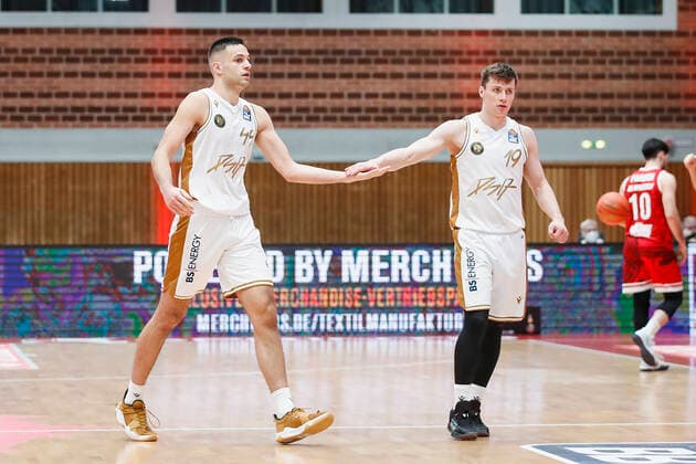 GER, Wuerzburg, s Oliver Arena, 12 12 2021, emspor, emonline, despor, deonline, s Oliver Wuerzburg vs Basketball Loewen Braunschweig, easyCredit BBL, 10 Spieltag Picture f l Benedikt Turudic Basketball Loewen Braunschweig and Ondrej Sehnal Basketball Loewen Braunschweig Copyright: HMBxMedia JulienxBecker