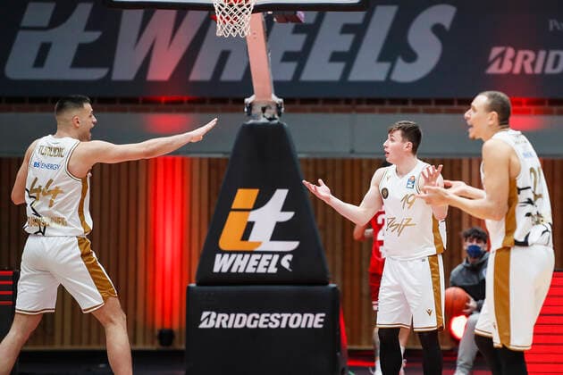 GER, Wuerzburg, s Oliver Arena, 12 12 2021, emspor, emonline, despor, deonline, s Oliver Wuerzburg vs Basketball Loewen Braunschweig, easyCredit BBL, 10 Spieltag Picture v l Astonishment at Benedikt Turudic Basketball Loewen Braunschweig and Ondrej Sehnal Basketball Loewen Braunschweig Copyright: HMBxMedia JulienxBecker