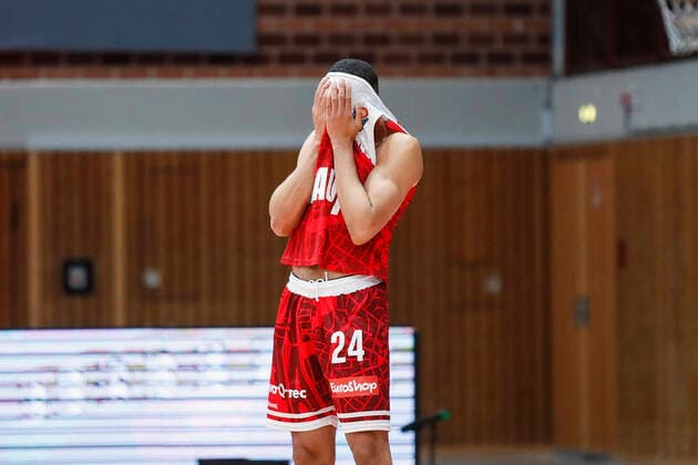 GER, Wuerzburg, s Oliver Arena, 12 12 2021, emspor, emonline, despor, deonline, s Oliver Wuerzburg vs Basketball Loewen Braunschweig, easyCredit BBL, 10 matchday picture disappointment at Cameron Hunt s Oliver Wuerzburg Copyright: HMBxMedia JulienxBecker