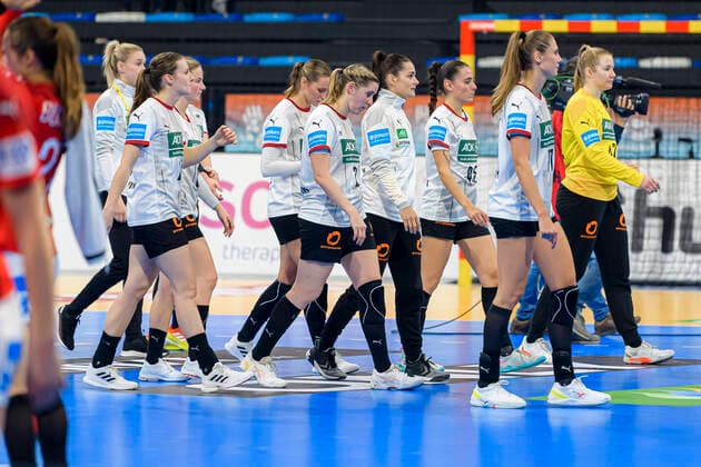Handball, Womens World Cup, Denmark Germany, main round, group 3, 3 matchday the team of Germany, dissatisfied disappointed dejected frustrated, Barcelona Spain
