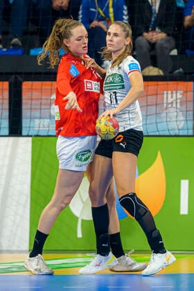 Handball, Womens World Championship, Denmark Germany, Main Round, Group 3, Matchday 3 from left Anne Mette Hansen Denmark , Alicia Stolle Germany Ferencvaros Budapest Barcelona Spain