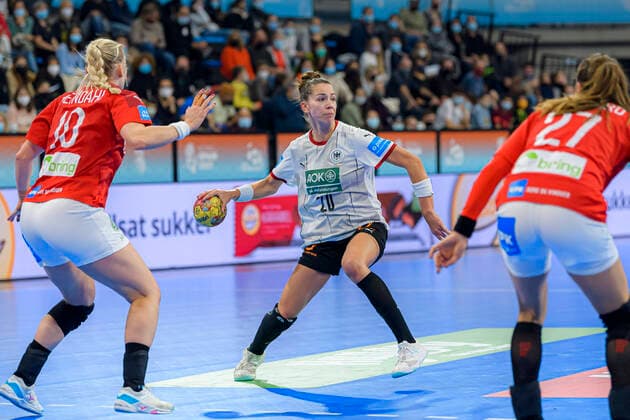 Handball, Women World Championship, Denmark Germany, Main Round, Group 3, Matchday 3 from left Kathrine Heindahl Denmark , Emily Boelk Bölk Germany Ferencvaros Budapest , Louise Burgaard Denmark Barcelona Spain