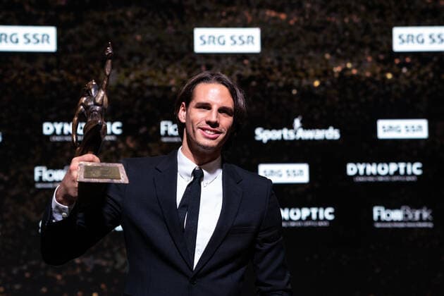 Sport Themen der Woche KW49 Sport Bilder des Tages 12.12.2021, Zürich, SRF Studio Leutschenbach, Swiss Sports Awards 2021, vorne von links: Yann Sommer (MVP des Jahres) Zürich SRF Studio Leutschenbach Zürich Schweiz *** 12 12 2021, Zurich, SRF Studio Leutschenbach, Swiss Sports Awards 2021, front from left Yann Sommer MVP of the Year Zurich SRF Studio Leutschenbach Zurich Switzerland  Copyright: xJustPictures.ch DanielaxPorcellix