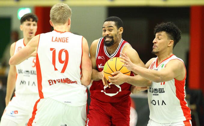 Basketball, ProB BARMER 2 Basketball Bundesliga, ProB Nord, Eleventh matchday, ETV Hamburg RheinStars Köln 84 74 Tobias Lange ETV, l , Marley Jean Louis Köln, M , Mubarak Salami ETV Wandsbek Hamburg